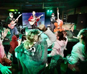 The Divebombers at the Gulf Drive Cafe