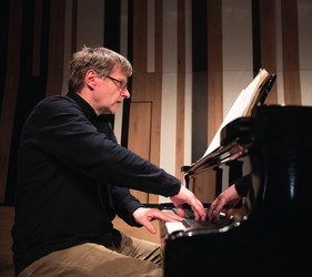 Hungarian Pianist Gabor Csalog in Concert