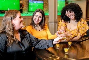 Meet Chicago Sports Legends Matt Forte & Kysre Gondrezick at LG’s Bar & Kitchen!