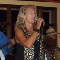 Sarah T is joined by Al Fuller and the Moonlight Movers at Jr's Old Packinghouse for Sunday/Funday!