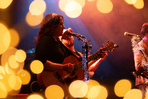 Maria Woodford – Powerhouse Singer-Songwriter and Multi-Instrumentalist, accompanied by Mike Frank &