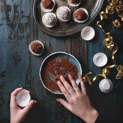 Chocolates Masterclass Chocolate Truffles, Caramels, and Bark for Ages 16+