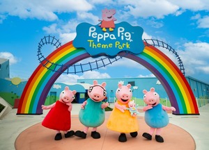 Free Muddy Puddle Milkshakes and Evie's Wiggle and Giggle Dance Party at PEPPA PIG Theme Park!