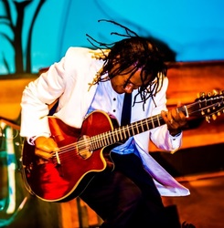 CROSSROADS BELLEVUE INVITES THE COMMUNITY TO ENJOY ‘LIVE MUSIC AT THE MARKET STAGE’