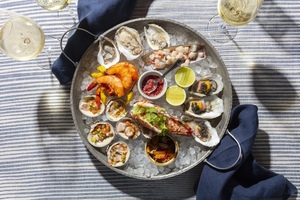 Vino y Vinyl Tuesdays at Este