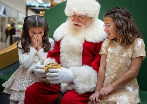Visits with Santa at Fashion Outlets of Chicago
