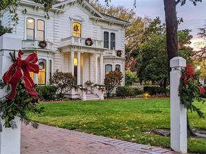 Quaint Victorian Holiday featuring Lyric Theater's Victorian Carolers