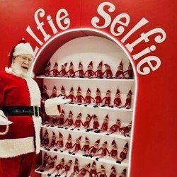 SNAP HOLIDAY SELFIES AT THE MARKETPLACE AT FACTORIA