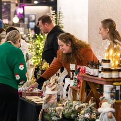 WILLIS TOWER WELCOMES THE SEASON WITH CATALOG HOLIDAY MARKETPLACE