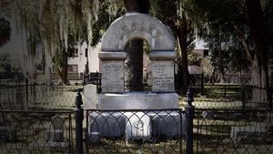 Walking Tour: Oaklawn Cemetery
