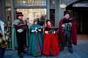 STROLLING YULETIDE CAROLERS