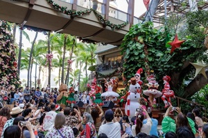 Holiday Kick-Off Show and Santa Arrival at Royal Hawaiian Center