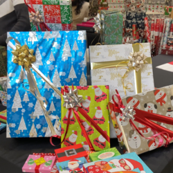 VANCOUVER MALL HOSTS COMMUNITY GIFT WRAPPING