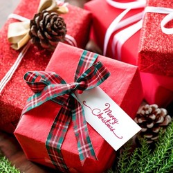 VALENCIA TOWN CENTER OFFERS COMPLIMENTARY GIFT WRAPPING