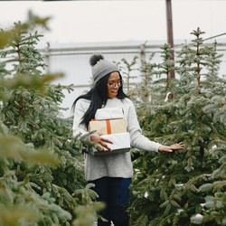 VALENCIA TOWN CENTER WELCOMES CHRISTMAS TREE LOT