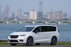 Jeep®, Ram Trucks, Chrysler, and Dodge Presenting Sponsor of Family Holiday Festival Activation