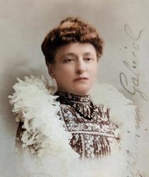 Dating Photographs from Fashion Clues