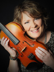 Irish Fiddler Eileen Ivers to Perform at Great Hall Concert Series