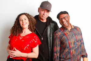 MOTION presents the world premiere of "Circlesinging"