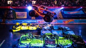 Hot Wheels Monster TrucksTM Live Glow-N-Fire