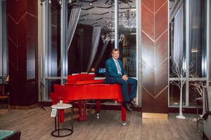 Nepenthe Gallery's New Space & Jazzy Pianist!