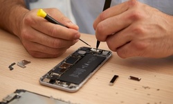Apple Watch, Samsung S7, S8, S8 Plus, or Note 9 Glass Screen Repair, and More at Genius Lab (Up to 60% Off)